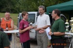 Hr. Lehmann überreicht den Pokal zum 3. Platz bei den Schüler u. Jugendlichen