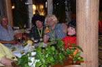 Klaus, Fred und Basti mit Elli trinken auf unser Wohl